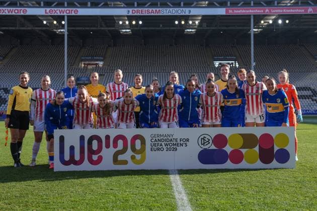 Photo of the two teams, Bid for UEFA Womens Euro 2029 , Germany, Football, GooglePixel Womens Bundesliga, 11 Matchday, 2025 2026, SC Freiburg vs FC Carl Zeiss Jena, 22 11 2025, Dreisamstadion, Freiburg, Germany DFB REGULATIONS PROHIBIT ANY USE OF PHOTOGRAPHS AS IMAGE SEQUENCES AND OR QUASI VIDEO Freiburg Dreisamstadion Baden Wuerttemberg Germany Copyright: xArnexAmbergx