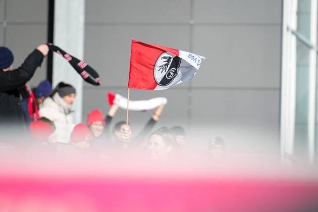 Soccer, Google Pixel Womens Bundesliga, 11 Matchday, 2025 2026, SC Freiburg vs Carl Zeiss Jena, 22 11 2025, Dreisamstadion, Freiburg, Fans, Flag, Freiburg Dreisamstadion Baden Württemberg Germany Copyright: xFINLEYxMÖRCHx