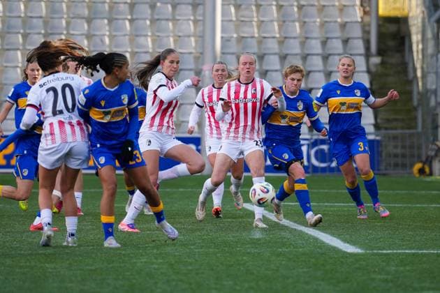 Soccer, Google Pixel Women Bundesliga, 11 Matchday, 2025 2026, SC Freiburg vs Carl Zeiss Jena, 22 11 2025, Dreisamstadion, Freiburg, Maj Schneider SC Freiburg, Women 15 Luca Birkholz SC Freiburg, Women 23 Toma Ihlenburg FC Carl Zeiss Jena Women, 03 Freiburg Dreisamstadion Baden Württemberg Germany Copyright: xFINLEYxMÖRCHx