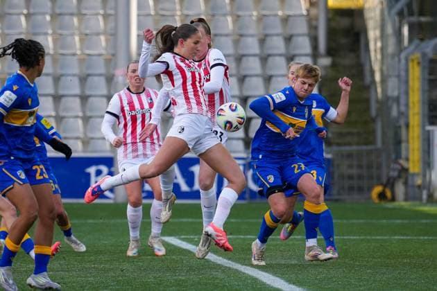 Soccer, Google Pixel Women Bundesliga, 11 Matchday, 2025 2026, SC Freiburg vs Carl Zeiss Jena, 22 11 2025, Dreisamstadion, Freiburg, Maj Schneider SC Freiburg, Women 15 Luca Birkholz SC Freiburg, Women 23 Toma Ihlenburg FC Carl Zeiss Jena Women, 03 Freiburg Dreisamstadion Baden Württemberg Germany Copyright: xFINLEYxMÖRCHx