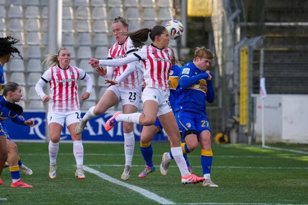Soccer, Google Pixel Women Bundesliga, 11 Matchday, 2025 2026, SC Freiburg vs Carl Zeiss Jena, 22 11 2025, Dreisamstadion, Freiburg, Maj Schneider SC Freiburg, Women 15 Luca Birkholz SC Freiburg, Women 23 Toma Ihlenburg FC Carl Zeiss Jena Women, 03 Freiburg Dreisamstadion Baden Württemberg Germany Copyright: xFINLEYxMÖRCHx