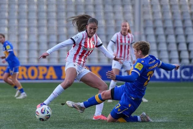 Maj Schneider SC Freiburg, 15 in duel with Gwen Mummert FC Carl Zeiss Jena Women, 27 , Germany, Soccer, GooglePixel Women Bundesliga, 11 Matchday, 2025 2026, SC Freiburg vs FC Carl Zeiss Jena, 22 11 2025, Dreisamstadion, Freiburg, Germany DFB REGULATIONS PROHIBIT ANY USE OF PHOTOGRAPHS AS IMAGE SEQUENCES AND OR QUASI VIDEO Freiburg Dreisamstadion Baden Wuerttemberg Germany Copyright: xArnexAmbergx