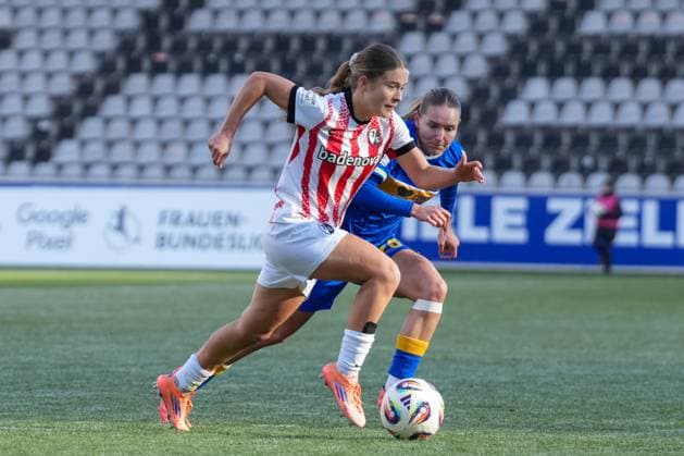 Nia Szenk SC Freiburg, 19 on the ball , Germany, Football, GooglePixel Womens Bundesliga, 11 Matchday, 2025 2026, SC Freiburg vs FC Carl Zeiss Jena, 22 11 2025, Dreisamstadion, Freiburg, Germany DFB REGULATIONS PROHIBIT ANY USE OF PHOTOGRAPHS AS IMAGE SEQUENCES AND OR QUASI VIDEO Freiburg Dreisamstadion Baden Wuerttemberg Germany Copyright: xArnexAmbergx