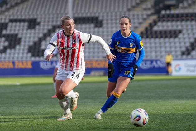 Ingibjörg Sigurdardottir Ingibjoerg Sigurdardottir SC Freiburg, 24 in duel with Rieke Tietz FC Carl Zeiss Jena Women, 17 , Germany, Football, GooglePixel Womens Bundesliga, Matchday 11, 2025 2026, SC Freiburg vs FC Carl Zeiss Jena, 22 11 2025, Dreisamstadion, Freiburg, Germany DFB REGULATIONS PROHIBIT ANY USE OF PHOTOGRAPHS AS IMAGE SEQUENCES AND OR QUASI VIDEO Freiburg Dreisamstadion Baden Wuerttemberg Germany Copyright: xArnexAmbergx