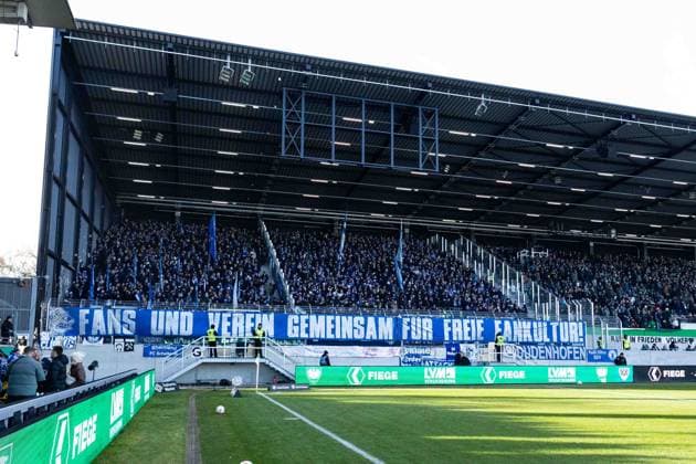 2 Soccer Bundesliga SC Preußen Münster FC Schalke 04 22 11 2025 Fans of FC Schalke 04, protest for free fan culture 2 Soccer Bundesliga 13 Matchday SC Preußen Münster FC Schalke 04 LVM Preußenstadion, Münster 22 11 2025 DFL regulations prohibit any use of photographs as image sequences and or quasi video Copyright: xBEAUTIFULxSPORTS Buriakovx