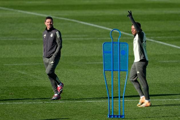 November 22, 2025, Valdebebas, Madrid, Spain: Xabi Alonso and Kylian Mbappe during the training day of Real Madrid ahead the Spanish League, LaLiga EA Sports, football match against Elche CF at Ciudad Deportiva Real Madrid on November 22, 2025, in Valdebebas, Madrid, Spain. Valdebebas Spain - ZUMAa181 20251122_zaa_a181_003 Copyright: xOscarxJ.xBarrosox