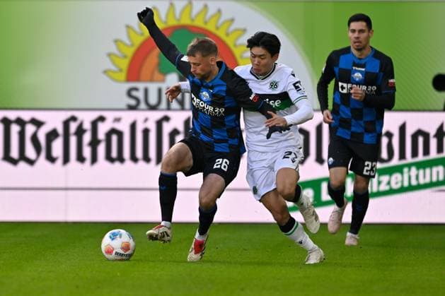 Paderborn, Home Deluxe Arena, 22 11 25, GER, Herren, 2 Bundesliga, Saison 2025 2026, SC Paderborn 07 Hannover 96 Bild v li im Zweikampf Sebastian KLAAS Paderborn und Hayate MATSUDA Hannover DFL regulations prohibit any use of photographs as image sequences and or quasi video NRW Deutschland