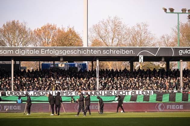 22 11 2025, Football, 2 Bundesliga, Season 2025 2026, Matchday 13, Preußen Münster FC Schalke 04, banner Preußen Münster fans, xRHR FOTO YYx Copyright: KROEGER RHR-FOTOx RHR-FOTO YY