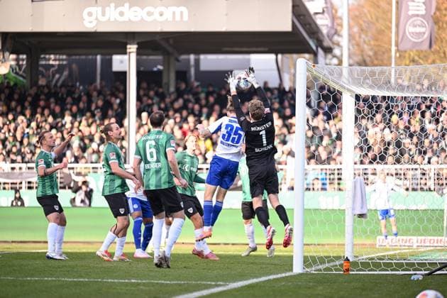 22 11 2025, Football, 2 Bundesliga, Season 2025 2026, Matchday 13, Preußen Münster FC Schalke 04, Mika Wallentowitz FC Schalke 04 , Johannes Schenk Preußen Münster xRHR PHOTO YYx Copyright: KROEGER RHR-FOTOx RHR-FOTO YY