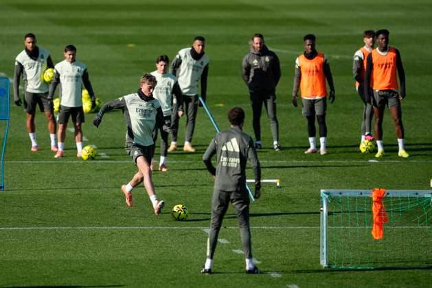 November 22, 2025, Valdebebas, Madrid, Spain: Dean Huijsen during the training day of Real Madrid ahead the Spanish League, LaLiga EA Sports, football match against Elche CF at Ciudad Deportiva Real Madrid on November 22, 2025, in Valdebebas, Madrid, Spain. Valdebebas Spain - ZUMAa181 20251122_zaa_a181_022 Copyright: xOscarxJ.xBarrosox