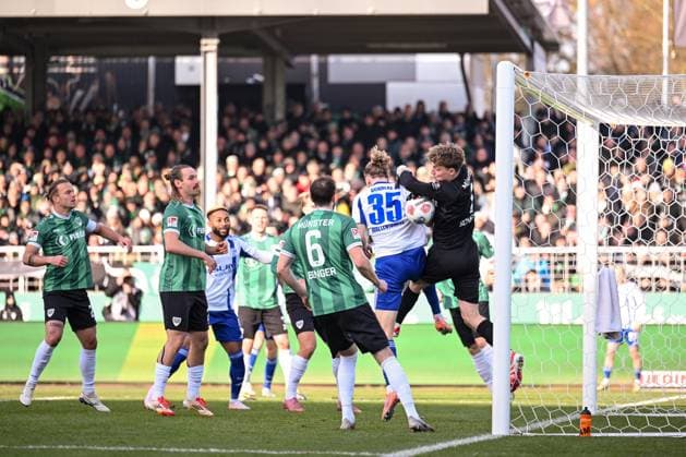 22 11 2025, Football, 2 Bundesliga, Season 2025 2026, Matchday 13, Preußen Münster FC Schalke 04, Mika Wallentowitz FC Schalke 04 , Johannes Schenk Preußen Münster xRHR PHOTO YYx Copyright: KROEGER RHR-FOTOx RHR-FOTO YY