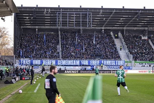 22 11 2025, Football, 2 Bundesliga, Season 2025 2026, Matchday 13, Preußen Münster FC Schalke 04, Fan banner Fans and club together for free fan culture xRHR PHOTO YYx Copyright: KROEGER RHR-FOTOx RHR-FOTO YY