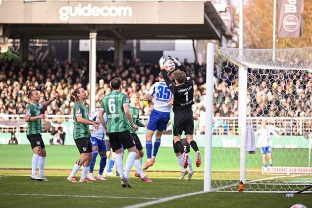 22 11 2025, Football, 2 Bundesliga, Season 2025 2026, Matchday 13, Preußen Münster FC Schalke 04, Mika Wallentowitz FC Schalke 04 , Johannes Schenk Preußen Münster xRHR PHOTO YYx Copyright: KROEGER RHR-FOTOx RHR-FOTO YY