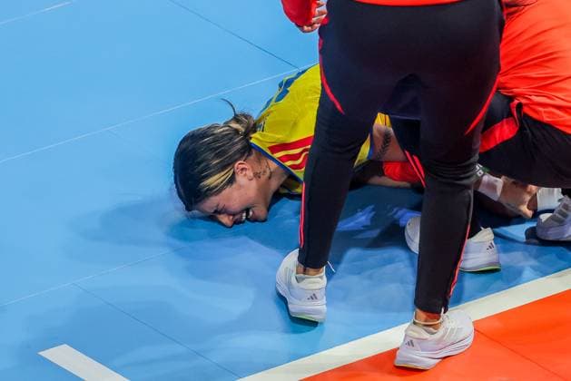 (251122) -- PASIG CITY, Nov. 22, 2025 -- Melissa Jaimes of Colombia reacts after getting injured during the match between Colombia and Canada at the FIFA Futsal Women s World Cup 2025 in Pasig City, the Philippines, Nov. 22, 2025. ) (SP)PHILIPPINES-PASIG CITY-FUTSAL-WOMEN S WORLD CUP 2025-COLOMBIA VS CANADA RouellexUmali 