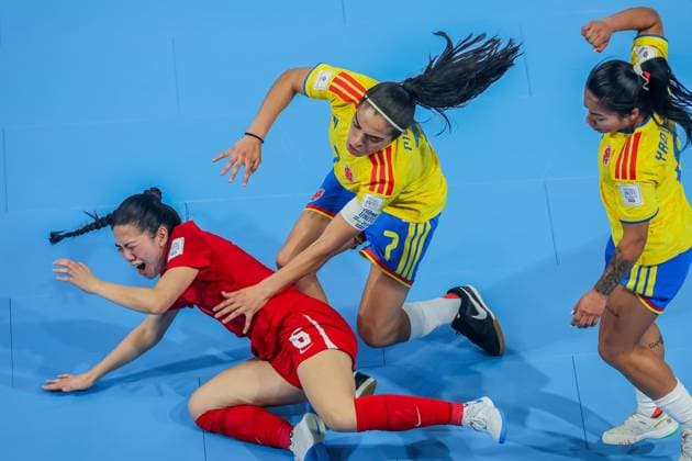 (251122) -- PASIG CITY, Nov. 22, 2025 -- Merlin Salcedo (C) of Colombia vies against Shayla He (L) of Canada during the match between Colombia and Canada at the FIFA Futsal Women s World Cup 2025 in Pasig City, the Philippines, Nov. 22, 2025. ) (SP)PHILIPPINES-PASIG CITY-FUTSAL-WOMEN S WORLD CUP 2025-COLOMBIA VS CANADA RouellexUmali 