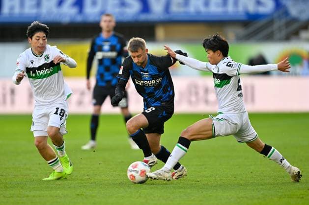 Paderborn, Home Deluxe Arena, 22 11 25, GER, Herren, 2 Bundesliga, Saison 2025 2026, SC Paderborn 07 Hannover 96 Bild v li im Zweikampf Montell NDIKOM Hannover , Sebastian KLAAS Paderborn und Hayate MATSUDA Hannover DFL regulations prohibit any use of photographs as image sequences and or quasi video NRW Deutschland