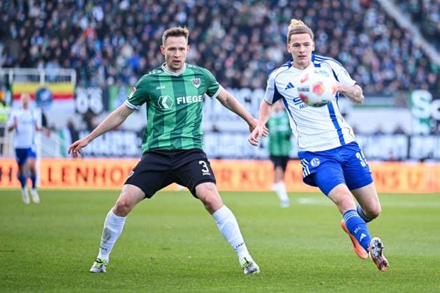 22 11 2025, Football, 2 Bundesliga, Season 2025 2026, Matchday 13, Preußen Münster FC Schalke 04, Paul Jaeckel Preußen Münster , Mika Wallentowitz FC Schalke 04 xRHR PHOTO YYx Copyright: KROEGER RHR-FOTOx RHR-FOTO YY
