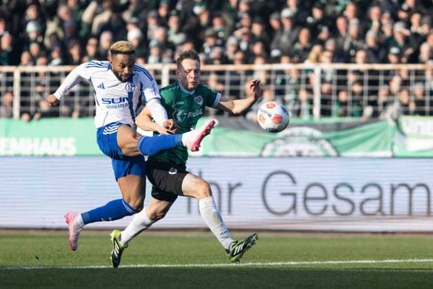 2 Soccer Bundesliga SC Preußen Münster FC Schalke 04 22 11 2025 Moussa Sylla FC Schalke 04, 9 , Paul Jaekel SC Preußen Münster, 3 2 Soccer Bundesliga 13 Matchday SC Preußen Münster FC Schalke 04 LVM Preußenstadion, Münster 22 11 2025 DFL regulations prohibit any use of photographs as image sequences and or quasi video Copyright: xBEAUTIFULxSPORTS Buriakovx