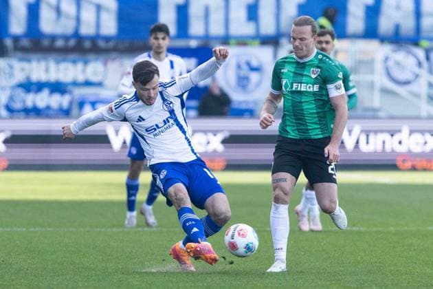2 Soccer Bundesliga SC Preußen Münster FC Schalke 04 22 11 2025 Adrian Gantenbein FC Schalke 04, 17 , Jorrit Hendrix SC Preußen Münster, 20 2 Soccer Bundesliga 13 Matchday SC Preußen Münster FC Schalke 04 LVM Preußenstadion, Münster 22 11 2025 DFL regulations prohibit any use of photographs as image sequences and or quasi video Copyright: xBEAUTIFULxSPORTS Buriakovx