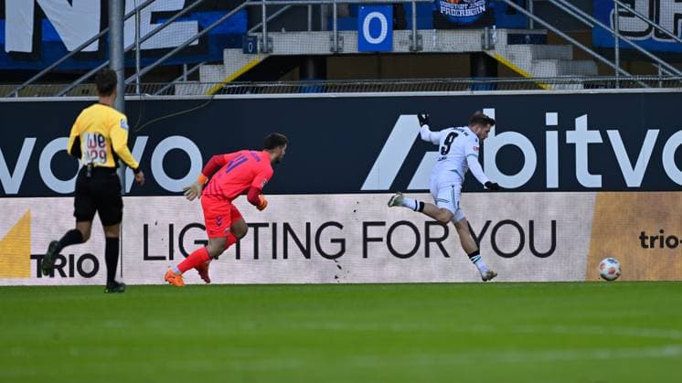 Paderborn, Home Deluxe Arena, 22 11 25, GER, Herren, 2 Bundesliga, Saison 2025 2026, SC Paderborn 07 Hannover 96 Bild Benjamin KAELLMANN Hannover macht das Tor zum 0 1 DFL regulations prohibit any use of photographs as image sequences and or quasi video NRW Deutschland