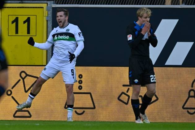 Paderborn, Home Deluxe Arena, 22 11 25, GER, Herren, 2 Bundesliga, Saison 2025 2026, SC Paderborn 07 Hannover 96 Bild Benjamin KAELLMANN Hannover jubiliert nach seinem Tor zum 0 1 Mattes HANSEN Paderborn unzufrieden, enttaeuscht, niedergeschlagen, frustriert, traurig DFL regulations prohibit any use of photographs as image sequences and or quasi video NRW Deutschland