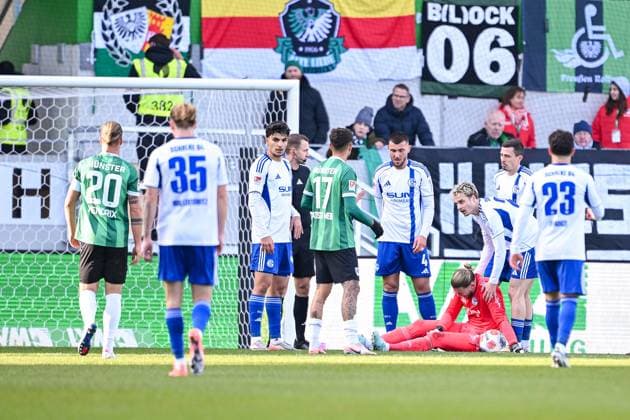 22 11 2025, Football, 2 Bundesliga, Season 2025 2026, Matchday 13, Preußen Münster FC Schalke 04, Goalkeeper Loris Karius FC Schalke 04 sits on the ground and is in pain xRHR PHOTO YYx Copyright: KROEGER RHR-FOTOx RHR-FOTO YY