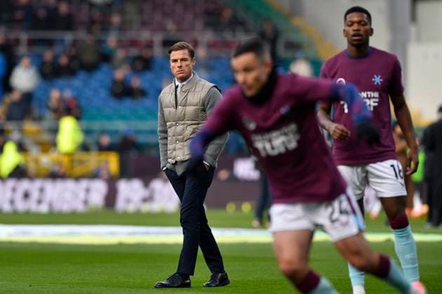 Burnley v Chelsea, Premier League Scott Parker Manager of Burnley watches on in the warm up. Burnley v Chelsea Premier League match at Turf Moor, Burnley, England on 22 November 2025 Credit: Connor McMain Every Second Media Editorial use only. All images are copyright Every Second Media Limited. No images may be reproduced without prior permission. All rights reserved. Premier League and Football League images are subject to licensing agreements with Football DataCo Limited. see https: www.football-dataco.com Copyright: xIMAGO EveryxSecondxMediax ESM-1665-0016 ConnorxMcMainx xEveryxSecondxMediax
