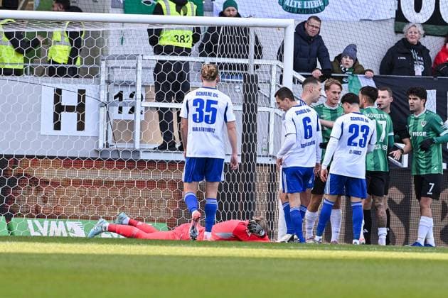 22 11 2025, Football, 2 Bundesliga, Season 2025 2026, Matchday 13, Preußen Münster FC Schalke 04, Goalkeeper Loris Karius FC Schalke 04 lies on the ground, xRHR PHOTO YYx Copyright: KROEGER RHR-FOTOx RHR-FOTO YY