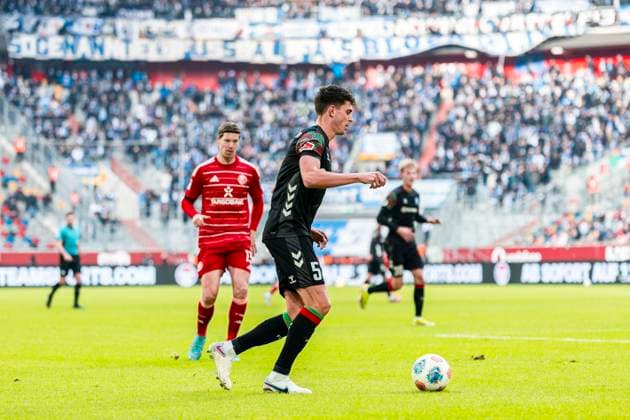 2 Soccer Bundesliga Fortuna Düsseldorf vs 1 FC Magdeburg, 22 11 2025 DUESSELDORF, GERMANY NOVEMBER 22 Tobias Müller 1 FC Magdeburg, 5 during the Bundesliga match 2 Soccer Bundesliga Fortuna Düsseldorf vs 1 FC Magdeburg at MERKUR SPIEL ARENA on matchday 11 of Bundesliga 1 November 22, 2025 in Duesseldorf, Germany DFL REGULATIONS PROHIBIT ANY USE OF PHOTOGRAPHS AS IMAGE SEQUENCES AND OR QUASI VIDEO Copyright: xBEAUTIFULxSPORTS KennyxBeelex