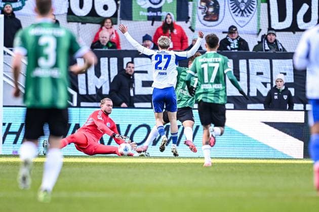 22 11 2025, Football, 2 Bundesliga, Season 2025 2026, Matchday 13, Preußen Münster FC Schalke 04, Goalkeeper Loris Karius FC Schalke 04 , Oscar Vilheimsson Preußen Münster xRHR PHOTO YYx Copyright: KROEGER RHR-FOTOx RHR-FOTO YY