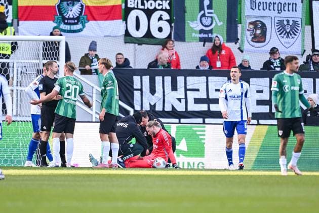 22 11 2025, Football, 2 Bundesliga, Season 2025 2026, Matchday 13, Preußen Münster FC Schalke 04, Goalkeeper Loris Karius FC Schalke 04 sits on the ground and is in pain xRHR PHOTO YYx Copyright: KROEGER RHR-FOTOx RHR-FOTO YY