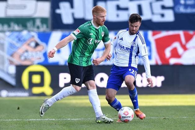 Soccer 2 Bundesliga 13 Matchday SC Preußen Münster FC Schalke 04 on 22 11 2025 at LVM Preußenstadion in Münster Mikkel Kirkeskov Andersen Münster , left Adrian Gantenbein Schalke , right DFL regulations prohibit any use of photographs as image sequences and or quasi video xRx