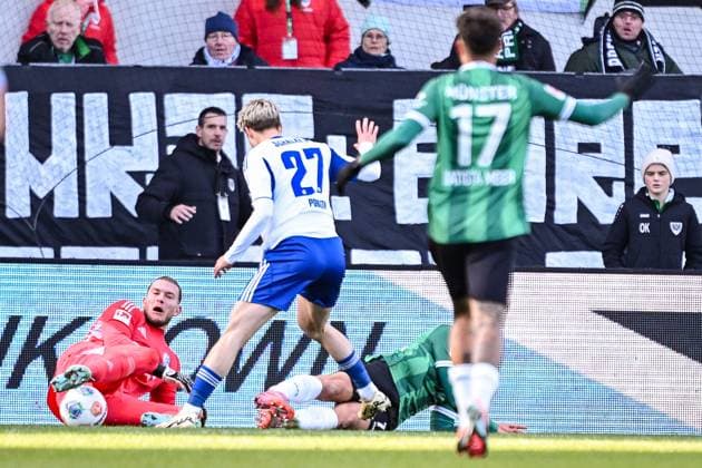 22 11 2025, Football, 2 Bundesliga, Season 2025 2026, Matchday 13, Preußen Münster FC Schalke 04, Goalkeeper Loris Karius FC Schalke 04 , Oscar Vilheimsson Preußen Münster xRHR PHOTO YYx Copyright: KROEGER RHR-FOTOx RHR-FOTO YY