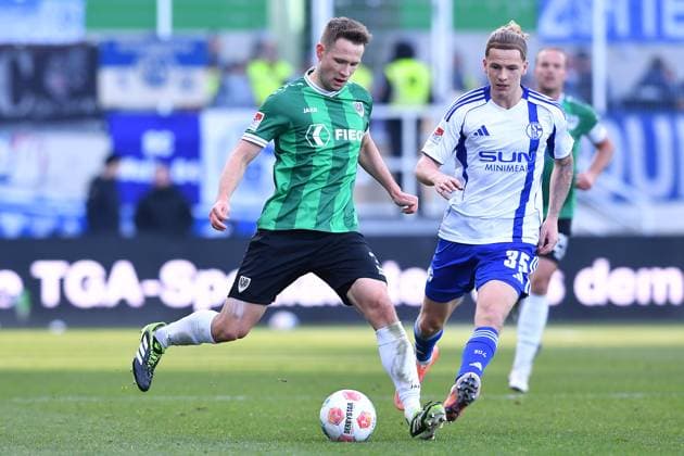 Soccer 2 Bundesliga 13 Matchday SC Preußen Münster FC Schalke 04 on 22 11 2025 at LVM Preußenstadion in Münster Paul Jaeckel Münster , left Mika Tom Wallentowitz Schalke , right DFL regulations prohibit any use of photographs as image sequences and or quasi video xRx