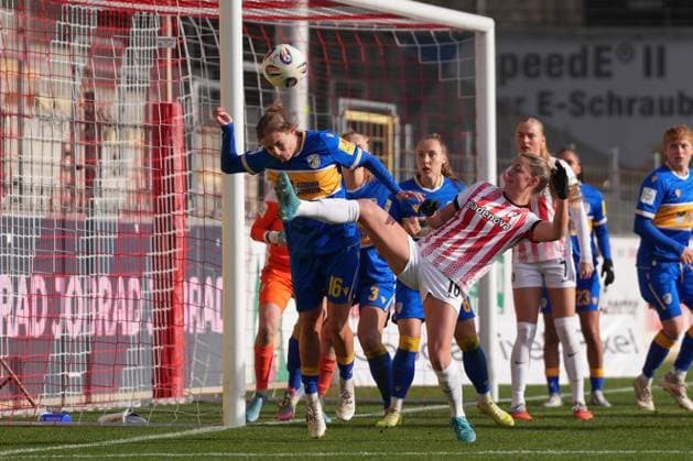 Lisa Gora FC Carl Zeiss Jena Women, 16 in duel with Greta Stegemann SC Freiburg, 16 , Germany, Soccer, GooglePixel Women Bundesliga, 11 Matchday, 2025 2026, SC Freiburg vs FC Carl Zeiss Jena, 22 11 2025, Dreisamstadion, Freiburg, Germany DFB REGULATIONS PROHIBIT ANY USE OF PHOTOGRAPHS AS IMAGE SEQUENCES AND OR QUASI VIDEO Freiburg Dreisamstadion Baden Wuerttemberg Germany Copyright: xArnexAmbergx