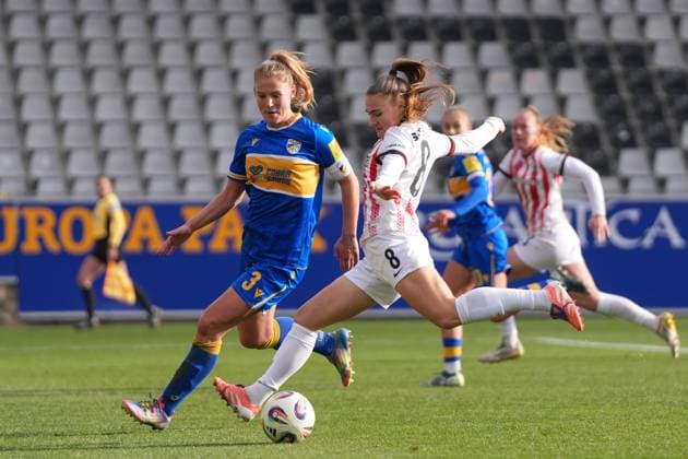Alena Bienz SC Freiburg, 08 am Ball , Germany, Football, GooglePixel Womens Bundesliga, 11 Matchday, 2025 2026, SC Freiburg vs FC Carl Zeiss Jena, 22 11 2025, Dreisamstadion, Freiburg, Germany DFB REGULATIONS PROHIBIT ANY USE OF PHOTOGRAPHS AS IMAGE SEQUENCES AND OR QUASI VIDEO Freiburg Dreisamstadion Baden Wuerttemberg Germany Copyright: xArnexAmbergx