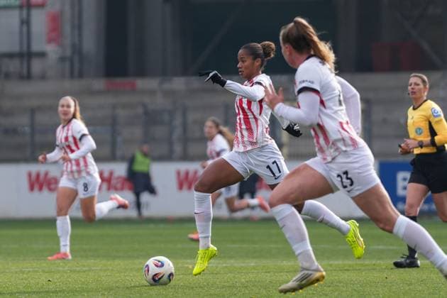 AurÃ lie Csillag Aurelie Csillag SC Freiburg, 17 on the ball , Germany, Football, GooglePixel Womens Bundesliga, 11 Matchday, 2025 2026, SC Freiburg vs FC Carl Zeiss Jena, 22 11 2025, Dreisamstadion, Freiburg, Germany DFB REGULATIONS PROHIBIT ANY USE OF PHOTOGRAPHS AS IMAGE SEQUENCES AND OR QUASI VIDEO Freiburg Dreisamstadion Baden Wuerttemberg Germany Copyright: xArnexAmbergx