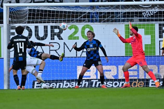 Paderborn, Home Deluxe Arena, 22 11 25, GER, Herren, 2 Bundesliga, Saison 2025 2026, SC Paderborn 07 Hannover 96 Bild Benjamin KAELLMANN Hannover macht das Tor zum 0 2 DFL regulations prohibit any use of photographs as image sequences and or quasi video NRW Deutschland