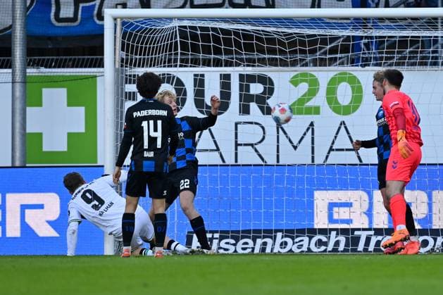 Paderborn, Home Deluxe Arena, 22 11 25, GER, Herren, 2 Bundesliga, Saison 2025 2026, SC Paderborn 07 Hannover 96 Bild Benjamin KAELLMANN Hannover macht das Tor zum 0 2 DFL regulations prohibit any use of photographs as image sequences and or quasi video NRW Deutschland