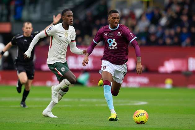 Burnley v Chelsea Premier League 22 11 2025. Jaidon Anthony (11) of Burnley runs into attack during the warm-up ahead of the Premier League match between Burnley and Chelsea at Turf Moor, Burnley, England on 22 November 2025. Burnley Turf Moor Lancashire England Editorial use only DataCo restrictions apply See www.football-dataco.com , Copyright: xConorxMolloyx PSI-23234-0026