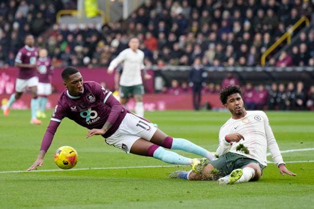 Burnley v Chelsea FC, Burnley, UK - 22 Nov 2025 Jaidon Anthony of Burnley FC battles for the ball with Andrey Santos of Chelsea FC during the Premier League match between Burnley and Chelsea FC at Turf Moor, Burnley on 22 November 2025 ( Burnley Turf Moor Burnley England Copyright: xHarryxCornish PPAUKx PPA-231030
