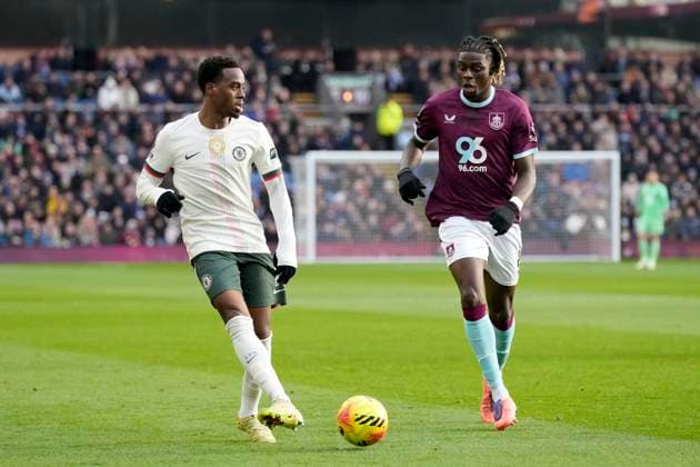Burnley v Chelsea FC, Burnley, UK - 22 Nov 2025 Jamie Gittens of Chelsea FC and Lesley Ugochukwu of Burnley FC during the Premier League match between Burnley and Chelsea FC at Turf Moor, Burnley on 22 November 2025 ( Burnley Turf Moor Burnley England Copyright: xHarryxCornish PPAUKx PPA-231031