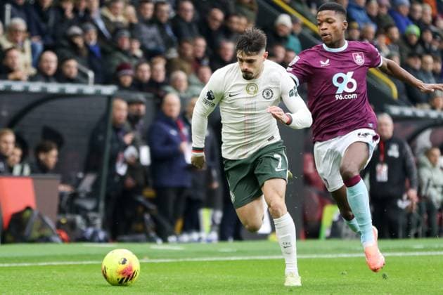 Pedro Neto (7 Chelsea) controls the ball during the Premier League match between Burnley and Chelsea at Turf Moor in Burnley, England on November 22nd 2025. Copyright: xSeanxChandlerx xSPPx Sportspressphoto_SPR64623