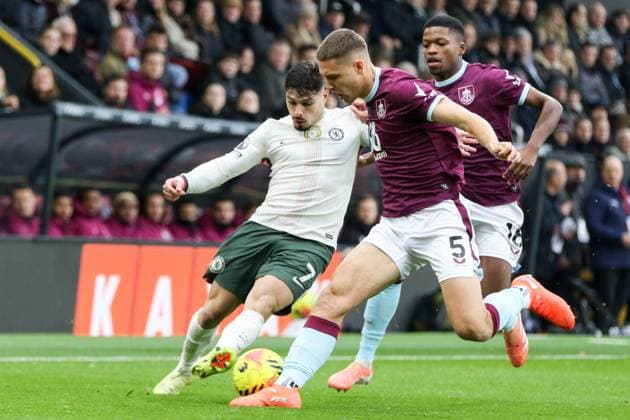 Pedro Neto (7 Chelsea) controls the ball during the Premier League match between Burnley and Chelsea at Turf Moor in Burnley, England on November 22nd 2025. Copyright: xSeanxChandlerx xSPPx Sportspressphoto_SPR64624