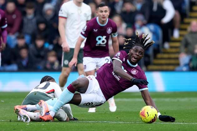 Burnley v Chelsea - Premier League Joao Pedro of Chelsea and Lesley Ugochukwu of Burnley challenge during the Premier League match between Burnley and Chelsea at Turf Moor on November 22, 2025 in Burnley, England. Burnley Turf Moor England United Kingdom Copyright: xNealxSimpson Sportsphoto APLx 14142216