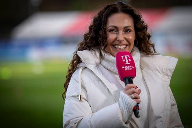 3 Liga FC Viktoria Köln SC Verl, 22 11 2025 Magenta Sport presenter Kamila Benschop Cologne, 22 11 2025 15 matchday of the 3 Football League FC Viktoria Köln SC Verl at Sportpark Höhenberg in Cologne The DFL regulations prohibit the use of photographs as image sequences and or quasi videos Copyright: xBEAUTIFULxSPORTS AxelxKohringx