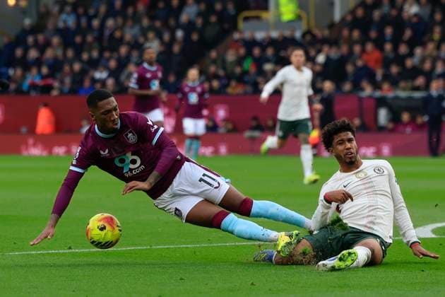 Burnley v Chelsea Premier League 22 11 2025. Jaidon Anthony (11) of Burnley and Andrey Santos (17) of Chelsea challenge for the ball during the Premier League match between Burnley and Chelsea at Turf Moor, Burnley, England on 22 November 2025. Burnley Turf Moor Lancashire England Editorial use only DataCo restrictions apply See www.football-dataco.com , Copyright: xConorxMolloyx PSI-23234-0028