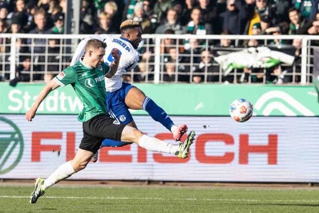 2 Soccer Bundesliga SC Preußen Münster FC Schalke 04 22 11 2025 Moussa Sylla FC Schalke 04, 9 , Paul Jaekel SC Preußen Münster, 3 2 Soccer Bundesliga 13 Matchday SC Preußen Münster FC Schalke 04 LVM Preußenstadion, Münster 22 11 2025 DFL regulations prohibit any use of photographs as image sequences and or quasi video Copyright: xBEAUTIFULxSPORTS Buriakovx