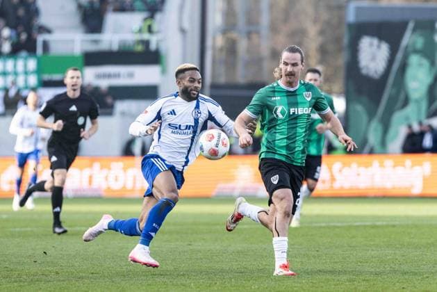 2 Soccer Bundesliga SC Preußen Münster FC Schalke 04 22 11 2025 Moussa Sylla FC Schalke 04, 9 , Jannis Heuer SC Preußen Münster, 22 2 Soccer Bundesliga 13 Matchday SC Preußen Münster FC Schalke 04 LVM Preußenstadion, Münster 22 11 2025 DFL regulations prohibit any use of photographs as image sequences and or quasi video Copyright: xBEAUTIFULxSPORTS Buriakovx