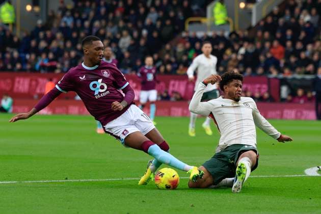 Burnley v Chelsea Premier League 22 11 2025. Jaidon Anthony (11) of Burnley and Andrey Santos (17) of Chelsea challenge for the ball during the Premier League match between Burnley and Chelsea at Turf Moor, Burnley, England on 22 November 2025. Burnley Turf Moor Lancashire England Editorial use only DataCo restrictions apply See www.football-dataco.com , Copyright: xConorxMolloyx PSI-23234-0029